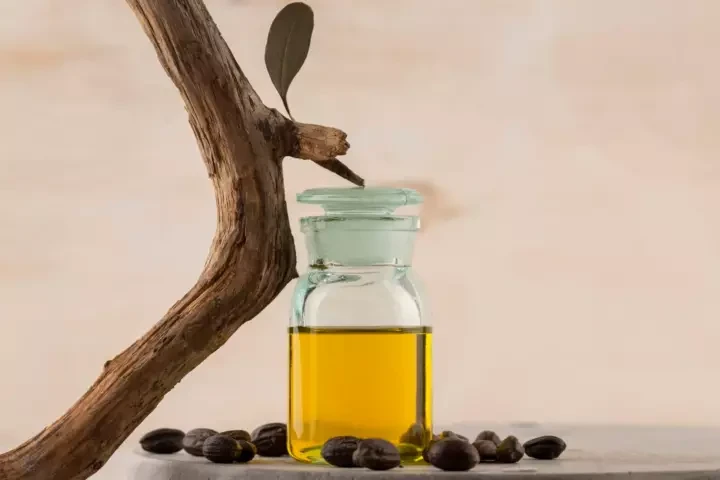 Fərqli təbii bitki yağlarının şüşə qablarda nümayişi